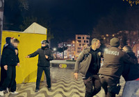 Tartıştığı gencin başında içki şişesini kırdı