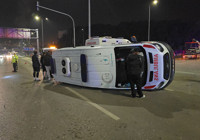 Otomobille çarpışan ambulans devrildi: 3 sağlık çalışanı yaralandı
