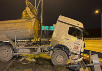 Başakşehir’de hafriyat kamyonu bariyere girdi: 1 ağır yaralı