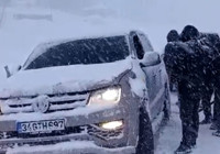 Yüksekova'da kar esareti: Tipi yolları kapattı, onlarca araç mahsur kaldı