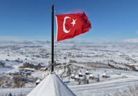 Bin 744 rakımlı Dinek Dağı’nda kartpostallık kış manzarası