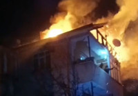 Düzce’de 3 katlı binanın çatısı alev alev yandı