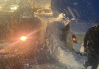 Şemdinli'de çığ altında can pazarı: Karayolları ekipleri zamanla yarışarak 3 kişiyi kurtardı