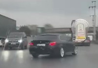 Yağışlı yolda makas atan otomobil tepetaklak oldu