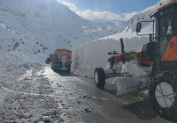 Çığ bölgesinde çalışan greyder şarampole yuvarlandı