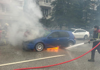 Uşak'ta seyir halindeki otomobil alev aldı