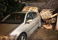 Sultanbeyli'de istinat duvarı aracın üzerine çöktü