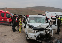 Cizre'de hafif ticari araç park halindeki tırın dorsesine çarptı: 1 yaralı