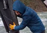 Derede mahsur kalan köpek belediye ekiplerince kurtarıldı