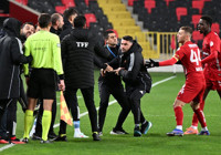 Burak Yılmaz çılgına döndü, hakemin üzerine yürüdü