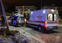 Hafif ticari araç direğe çarptı: 1'i ağır 4 yaralı