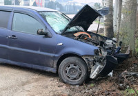 İnegöl'de kontrolden çıkan otomobil kaldırıma ve ağaca çarptı: 2 yaralı
