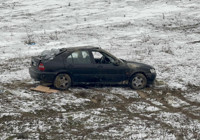 Boş araziye uçan otomobilin sürücüsü yaralandı