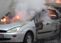 Otomobil alev alev yandı, patlamalar korkuttu