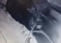 Buzda kayan araç park halindeki otomobile çarptı