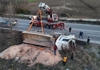 Hafriyat kamyonu uluslararası yolda trafiği felç etti