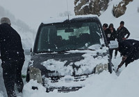 Bahçesaray’da çığ faciası son anda atlatıldı: Araçtaki aile ölümden döndü