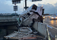 İzmir'de freni boşalan kamyon dehşet saçtı