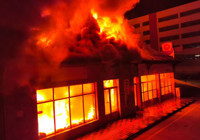 Akaryakıt istasyonunun yanındaki bina alevlere teslim oldu