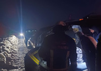 Seyir halindeyken yanan aracın motoruna karla müdahale