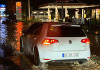 Kuşadası’nda sağanak yağış yolları göle çevirdi