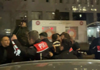 Cinayet davası sonrası adliye önü karıştı! Çok sayıda yaralı ve gözaltı var