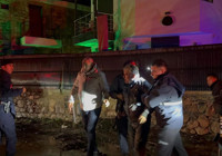 Sele kapılan sürücü, çalıya tutunarak hayatta kaldı