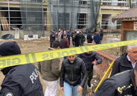 Bolu'da okul inşaatında işçiler parasını alamayınca çatıya çıktı