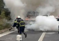 Osmaniye'de tarım işçilerini taşıyan minibüs yandı