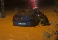 İzmir’de sağanak ve fırtına hayatı felç etti