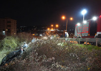 Kontrolden çıkan otomobil 3 metre yükseklikten düştü