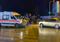 Çorum'da otomobil sinyalizasyon direğine çarptı