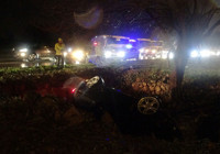 Yoldan çıkan lüks otomobil refüjdeki çukura düştü