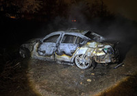 Şarampole uçan otomobil alev aldı: Canlarını son anda kurtardılar