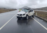 Takla atan otomobilde 3 kişi yaralandı