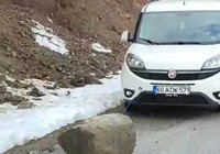 Yola düşen kayayı otomobilleriyle çektiler