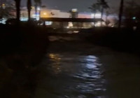 Kuşadası'nda dere taştı, alışveriş merkezi sular altında kaldı