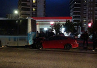 Lüks otomobil park halindeki otobüse çarptı