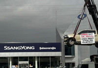 Kamyoneti vinç ile asıp firma önünde eylem yaptı