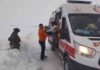 Kars'ta kar esareti: Hasta çocuklar için Mehmetçik ve ekipler seferber oldu