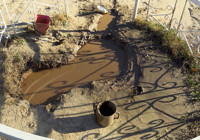 Karaman'da mezarlıkta çıkan yağlı çamurun şifa dağıttığına inanılıyor