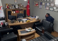 Boğazına kaçan yiyeceği kendi kendine yaptığı Heimlich manevrasıyla çıkardı