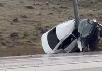 Direğe çarpan otomobil ikiye katlandı: 1 yaralı