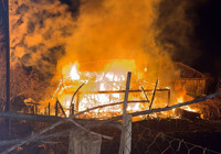 Alevlere teslim olan ahşap ev küle döndü