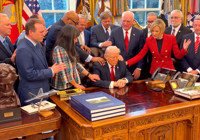 Beyaz Saray'da ilginç görüntü! Trump için toplanıp dua ettiler