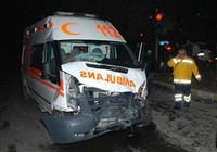 Kavşaktan Çıktı Ambulansla Çarpıştı