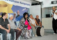 Tiyatro Oyununda Bülent Ersoy'a 'Önlü Arkalı' Gönderme