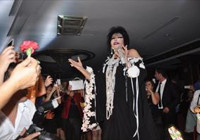 Bülent Ersoy'a Hayranı Koltuk Hediye Etti