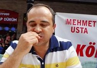 Babalar köfte yeme yarışmasında buluştu
