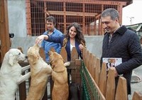 Ünlü oyunculardan anlamlı ziyaret